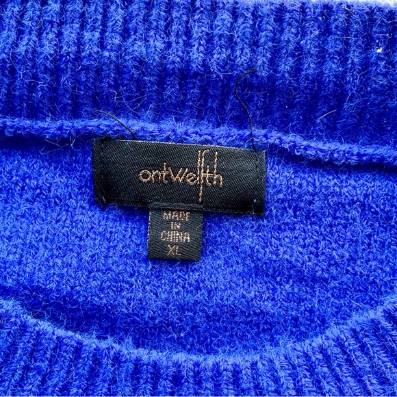 On twelfth “Hello” Sweater - Picture 7 of 8